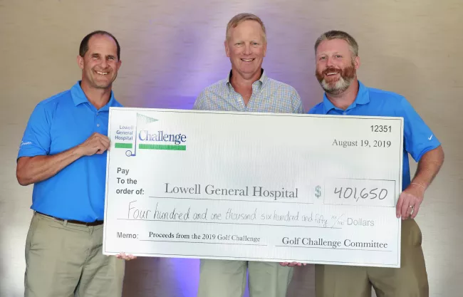 2019 Golf Challenge check presentation