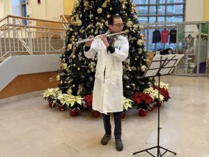 Internal medicine resident plays the violin in the atrium at Tufts Medical Center